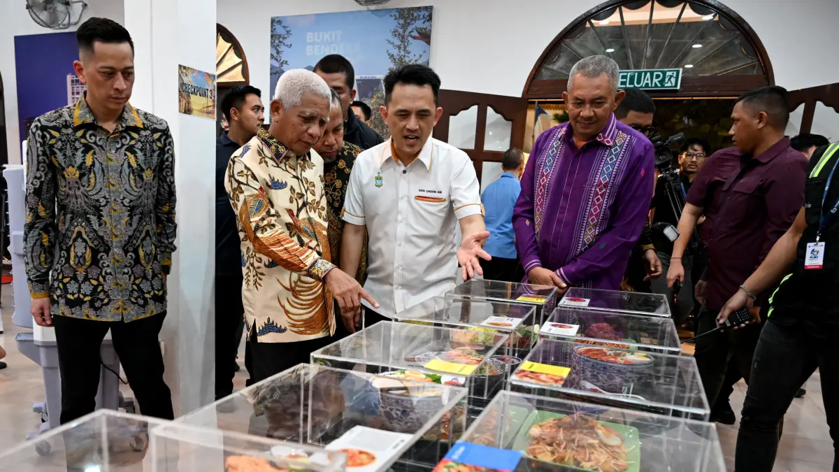 Wakil Gubernur Sumatera Utara Surya didampingi Penjabat Sekretaris Daerah Provinsi Sumut Sulaiman Harahap membuka secara resmi Pekan Raya Sumatera Utara (PRSU) ke-50 di pelataran PRSU, Jalan Gatot Subroto, Medan, Jumat (3/7/2026) malam.