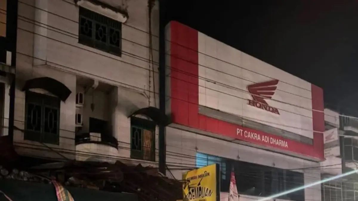 Lokasi truk menabrak 2 minibus, sejumlah sepedamotor, pedagang kali lima di Jalan Jendral Sudirman, Kel. Kotapinang, Kecamatan KotapinangLabusel.