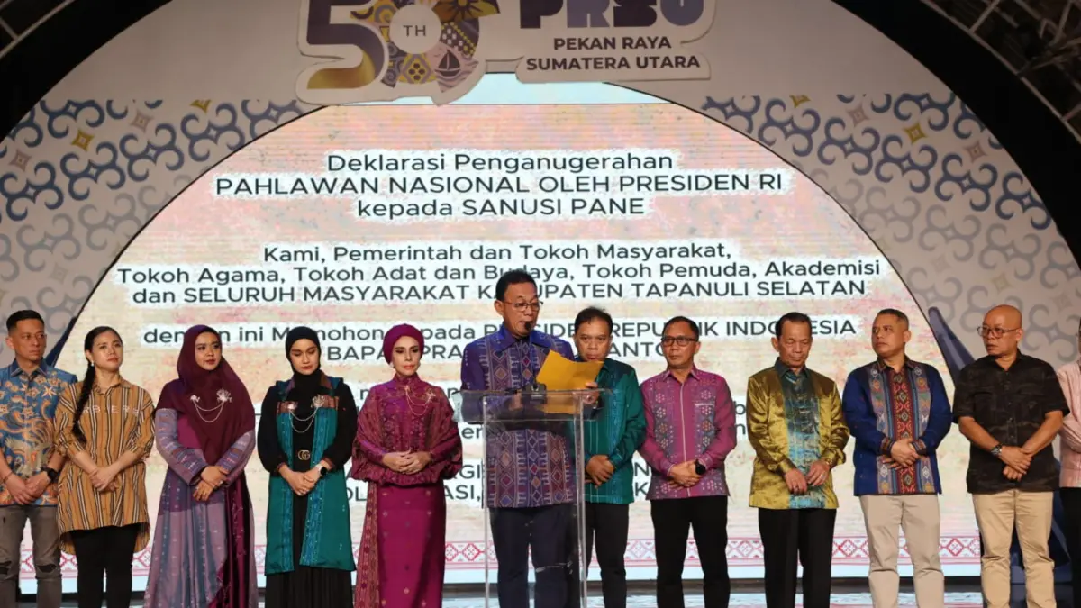 Bupati Tapanuli Selatan, Gus Irawan Pasaribu, membacakan deklarasi usulan penganugerahan gelar Pahlawan Nasional kepada Sanusi Pane pada Malam Kesenian Kabupaten Tapanuli Selatan di PRSU ke-50, Sabtu (4/7/2026).
