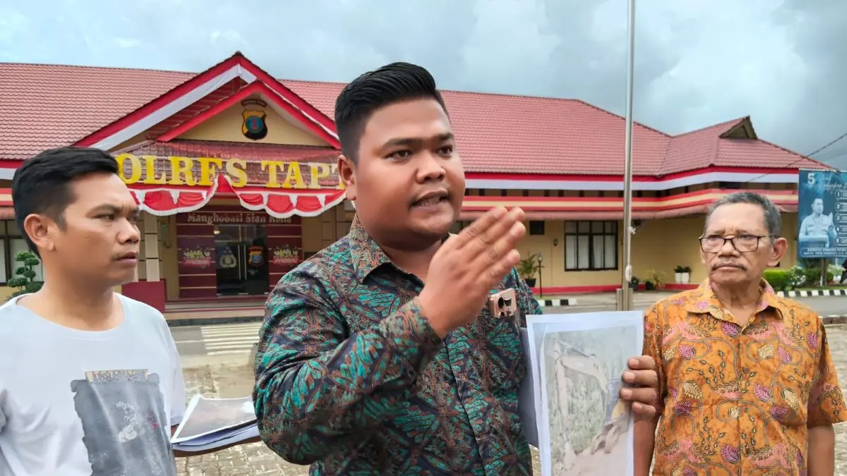 Pengacara Erwin Pangihutan Situemang bersama kliennya Sahat Sihombing saat memberikan keterangan kepada awak media. (Darwis Halawa/MetroDaily)
