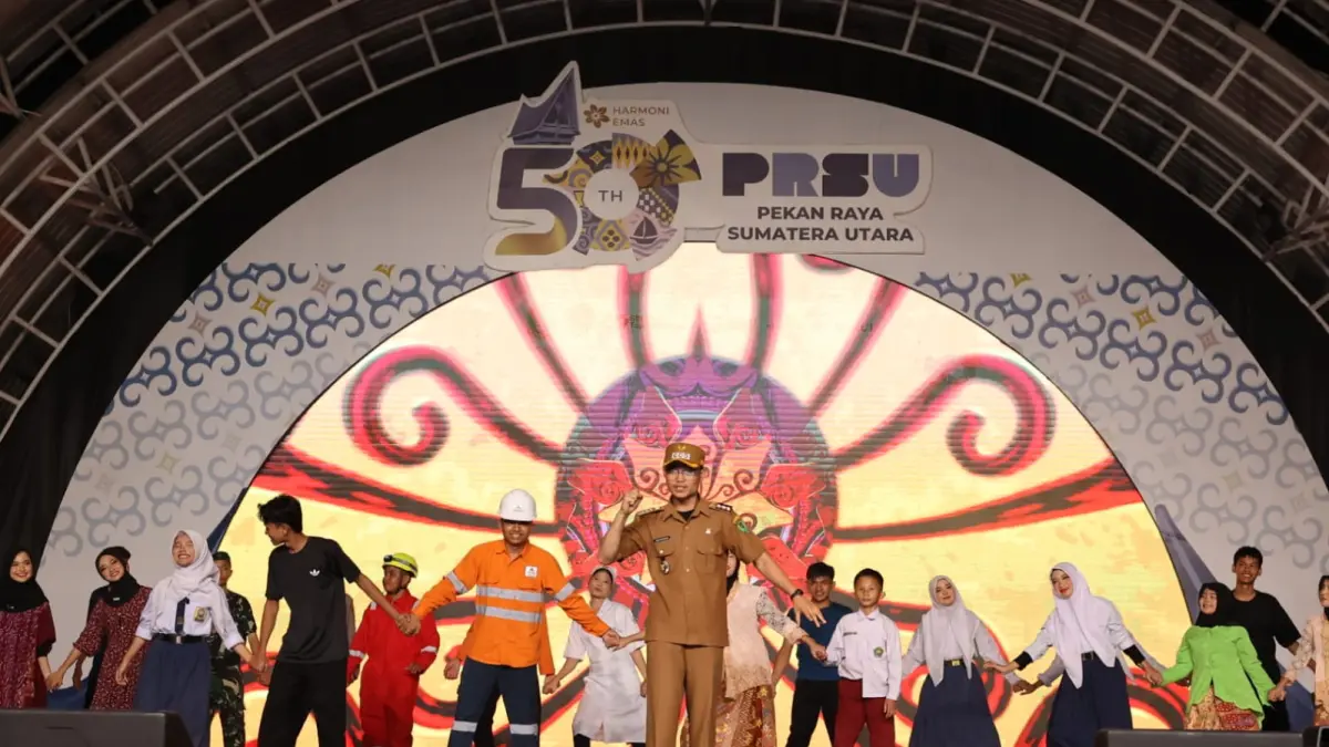 Puluhan anggota Sanggar SANIPODA binaan PT Agincourt Resources membawakan drama tari "Sinergi Kuat: Tapsel Bangkit" pada Malam Kesenian Kabupaten Tapanuli Selatan di PRSU 2026. (Dok PTAR)