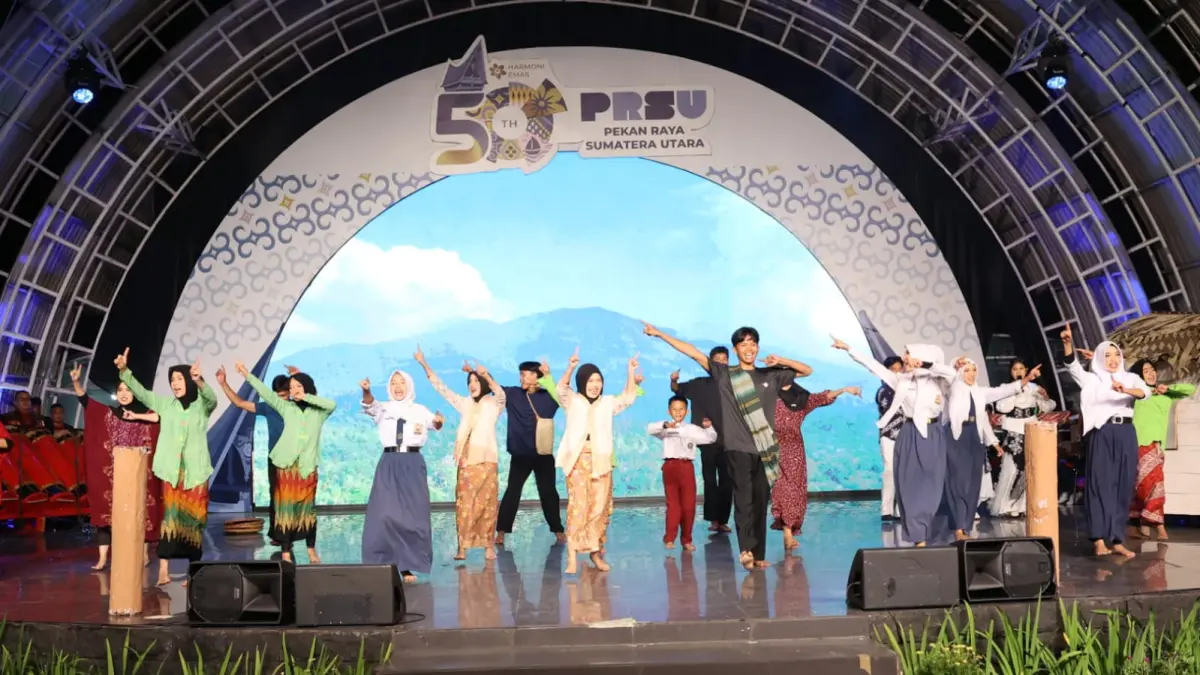 Puluhan anggota Sanggar SANIPODA binaan PT Agincourt Resources membawakan drama tari "Sinergi Kuat: Tapsel Bangkit" pada Malam Kesenian Kabupaten Tapanuli Selatan di PRSU 2026. (Dok.PTAR)