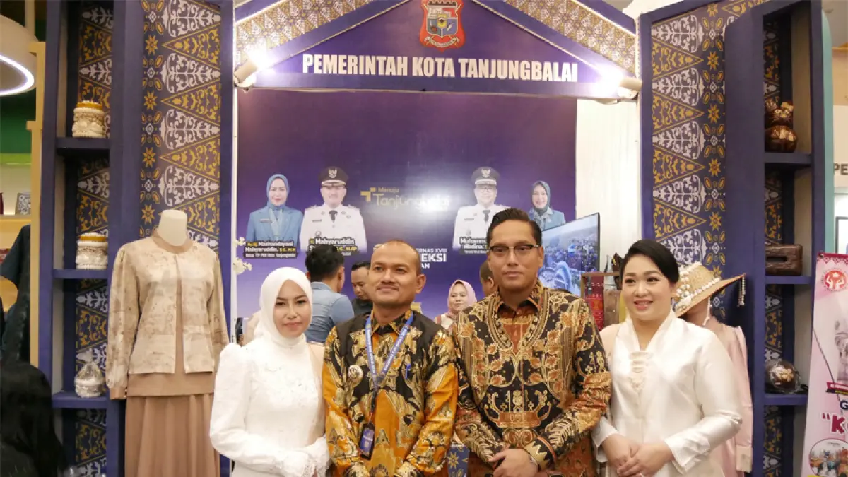 Wali Kota Tanjungbalai Mahyaruddin Salim didampingi Ketua TP-PKK Mashandayani Mahyaruddin.