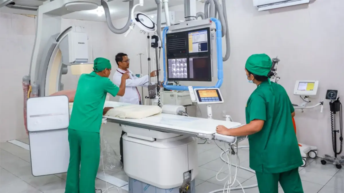Cath Lab (Catheterization Laboratory) merupakan ruang tindakan medis canggih dengan teknologi sinar-X untuk mendiagnosis dan menangani gangguan jantung serta pembuluh darah.
