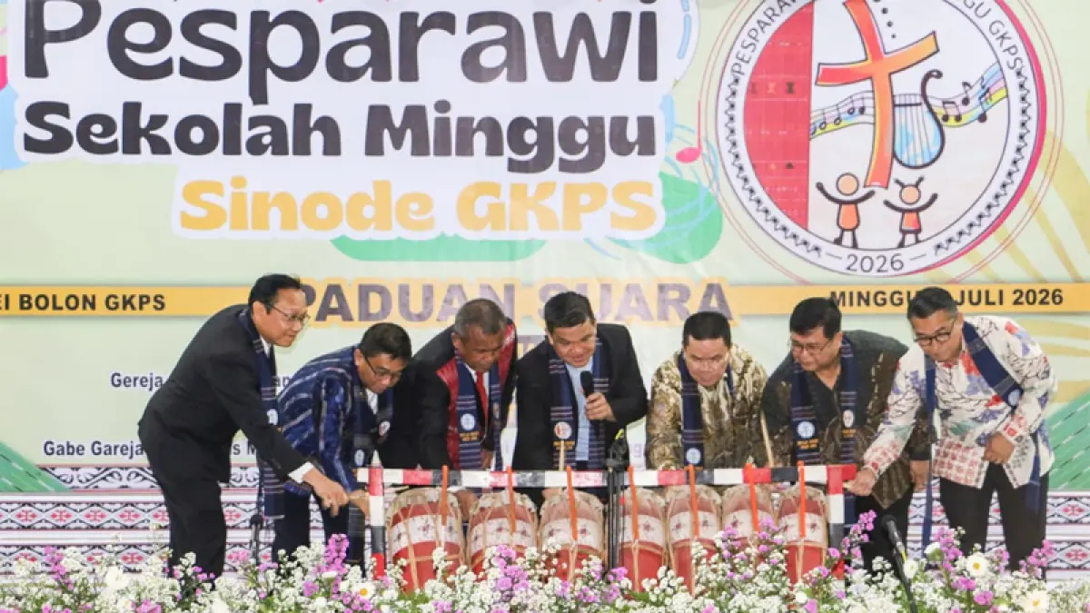 Pemukulan tagading oleh Wali Kota Wesly Silalahi bersama Ephorus GKPS Pdt John Cristian Saragih, tanda dibukanya Pesparawi Sekolah Minggu Sinode GKPS Tahun 2026.