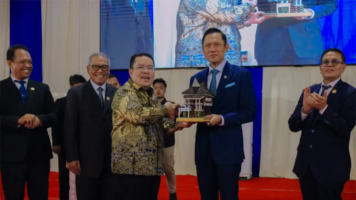 Wali Kota Pematangsiantar Wesly Silalahi memberikan cinderamata kepada Menko Infra Agus Harimurti Yudhoyono.