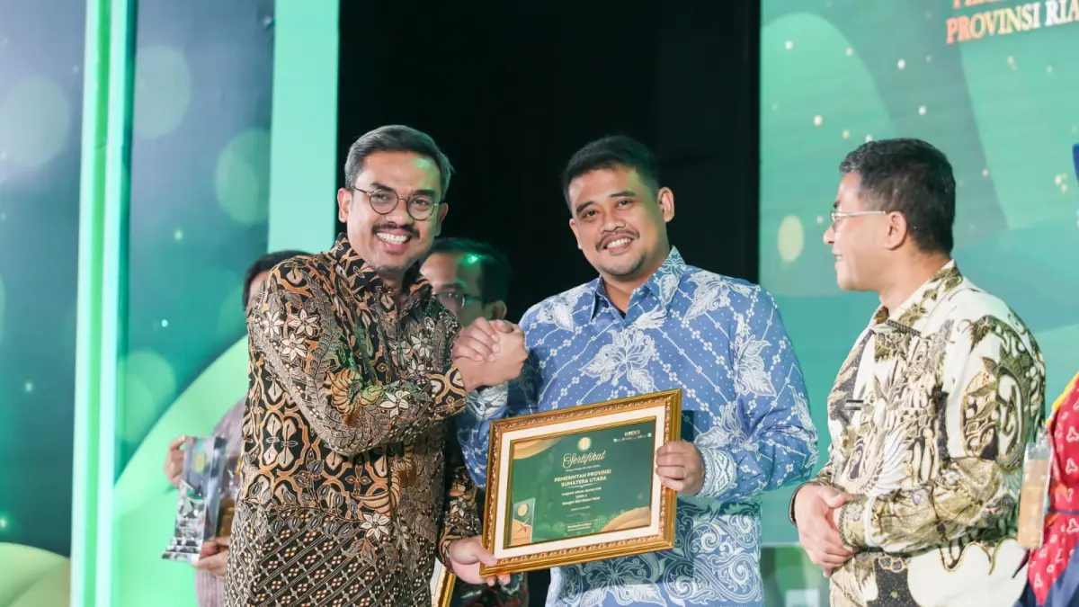Gubernur Sumatera Utara Muhammad Bobby Afif Nasution menerima Penghargaan Adinata Syariah 2026 pada ajang Adinata Syariah di Jakarta, Senin (6/7/2026). Sumut meraih penghargaan kategori Nilai Ekspor Halal sebagai bentuk pengakuan atas kontribusi dalam pengembangan ekonomi dan keuangan syariah nasional. (Foto: Diskominfo Sumut)