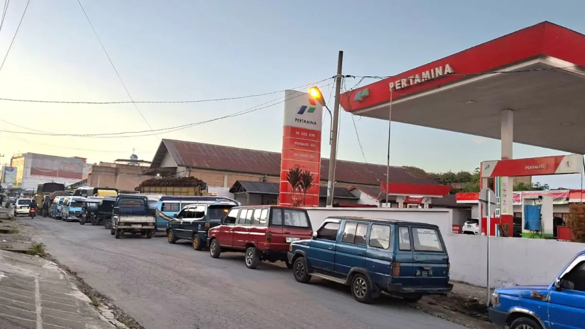 Antrian Panjang di salah satu SPBU di Dairi.