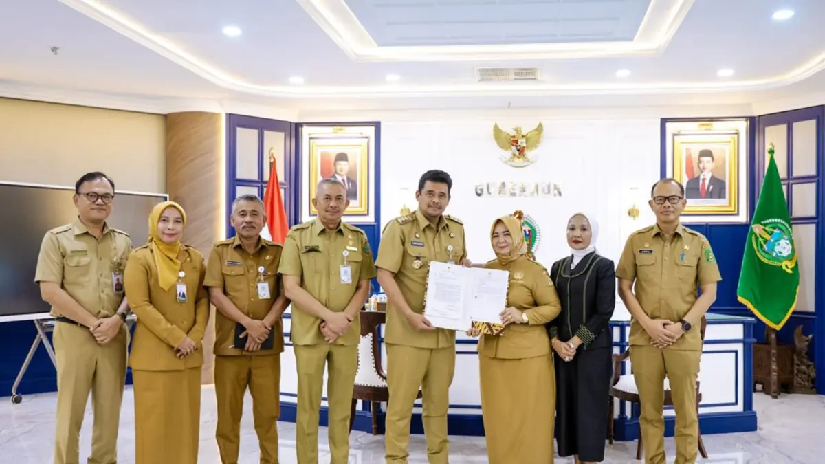 Gubernur Sumatera Utara Muhammad Bobby Afif Nasution menyerahkan Surat Keputusan (SK) kepada Wakil Bupati Langkat Tiorita Surbakti sebagai Pelaksana Tugas (Plt) Bupati Langkat di Kantor Gubernur Sumut, Medan, Senin (6/7/2026). (Foto: Diskominfo Sumut)