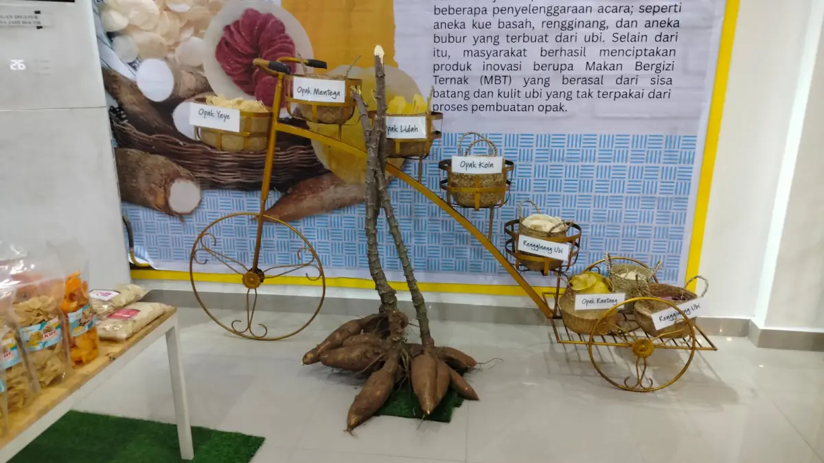 Paviliun Kabupaten Serdang Bedagai di PRSU ke-50, Medan, memamerkan aneka produk UMKM unggulan berbahan dasar ubi, seperti rengginang dan opak, yang menjadi produk paling diminati selama pameran berlangsung.