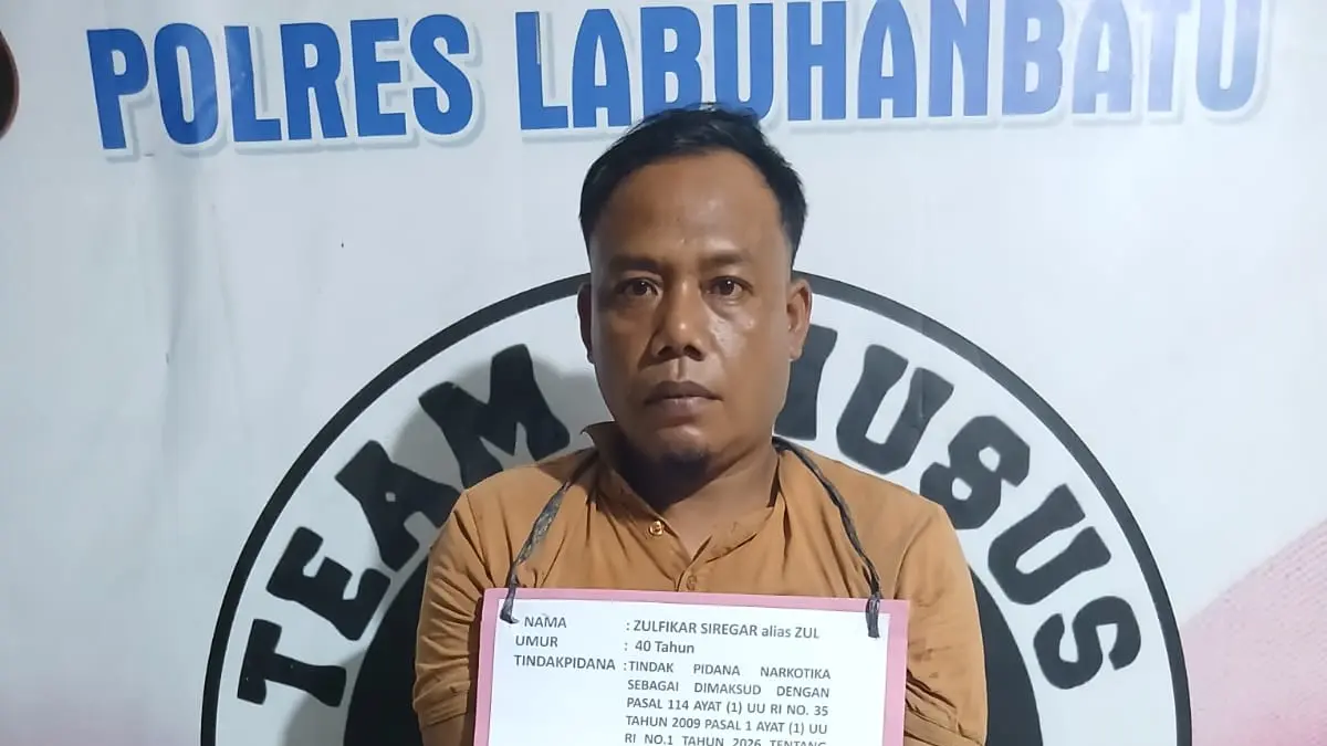 Tersangka ZS beserta barang bukti setelah diamankan polisi.