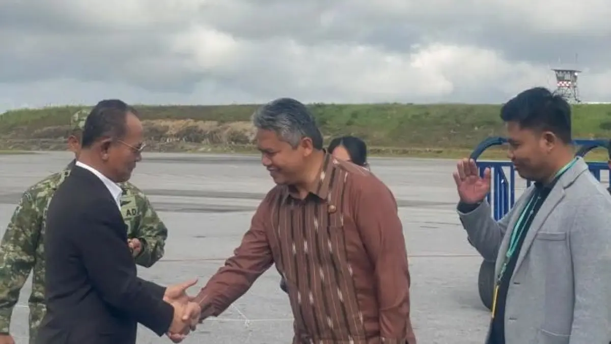 Wakil Bupati Tapanuli Utara, Deni Lumbantoruan, bersama Dandim 0210/Tapanuli Utara Letkol Inf. Ronald Tampubolon dan jajaran menyambut kedatangan Kasum TNI Letjen TNI Richard Tampubolon di Bandara Internasional Silangit, Sabtu (4/7/2026).&nbsp;


