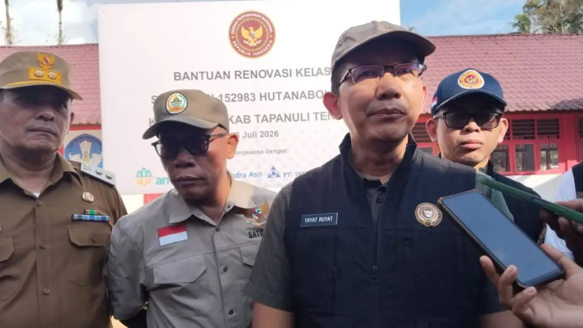 Deputi Bidang Geoekonomi DPN Yayat Ruyat didampingi Bupati Masinton Pasaribu saat diwawancarai awak media di Tukka, Senin (6/7/2026).&nbsp;