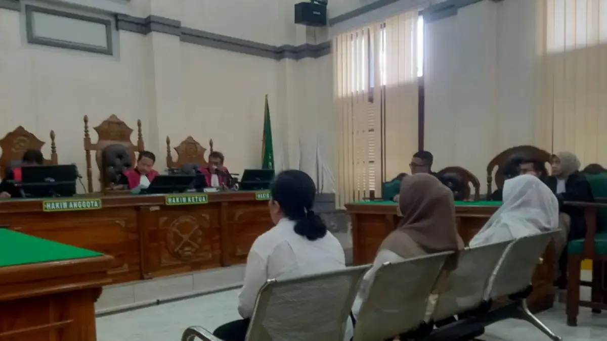 Eks Kadinkes Tapteng, Nursyam bersama dua terdakwa lainnya saat menjalani sidang di Pengadilan Tipikor Medan.