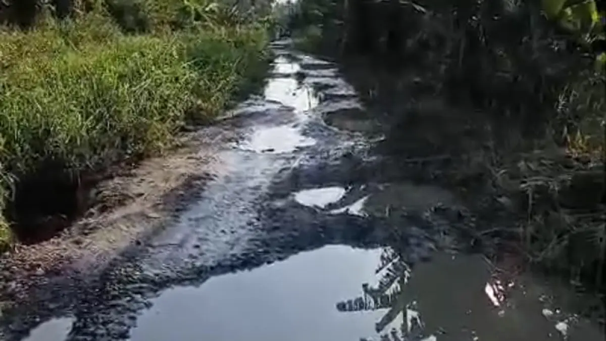 Jalan rusak yang sering dilintasi truk pengangkut material proyek di Desa Sei Sembilang, Asahan.