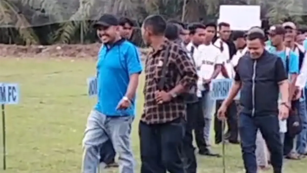 Mahmudin (baju biru pakai topi hitam) terlihat pada acara turnamen bola kaki piala Ketua DPRD Labuhanbatu Arjan Priadi Ritonga di Sei Rakyat, Kecamatan Panai Tengah, Kabupaten Labuhanbatu.