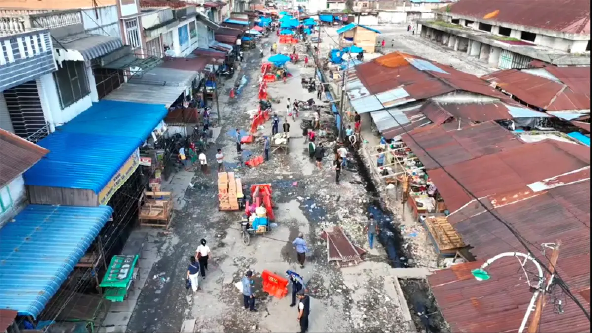 Pemko Pematangsiantar menurunkan alat berat untuk menangani perobohan bangunan sisa kebakaran yang sudah tidak layak, membersihkan puing-puing dari lokasi kebakaran di Pasar Dwikora.