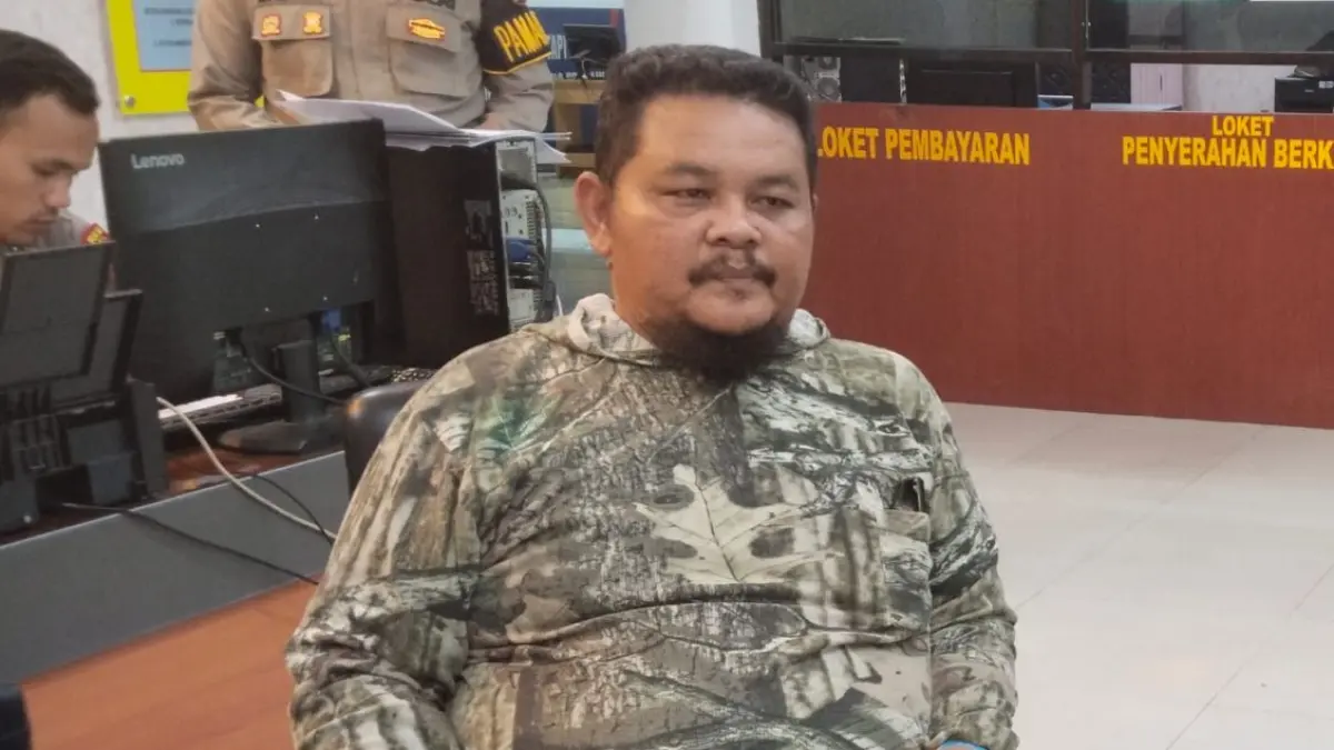 Hasrul Sikumbang (44) dengan kondisi nafas sesak dan berbalut perban datang melapor ke Polres Sibolga.