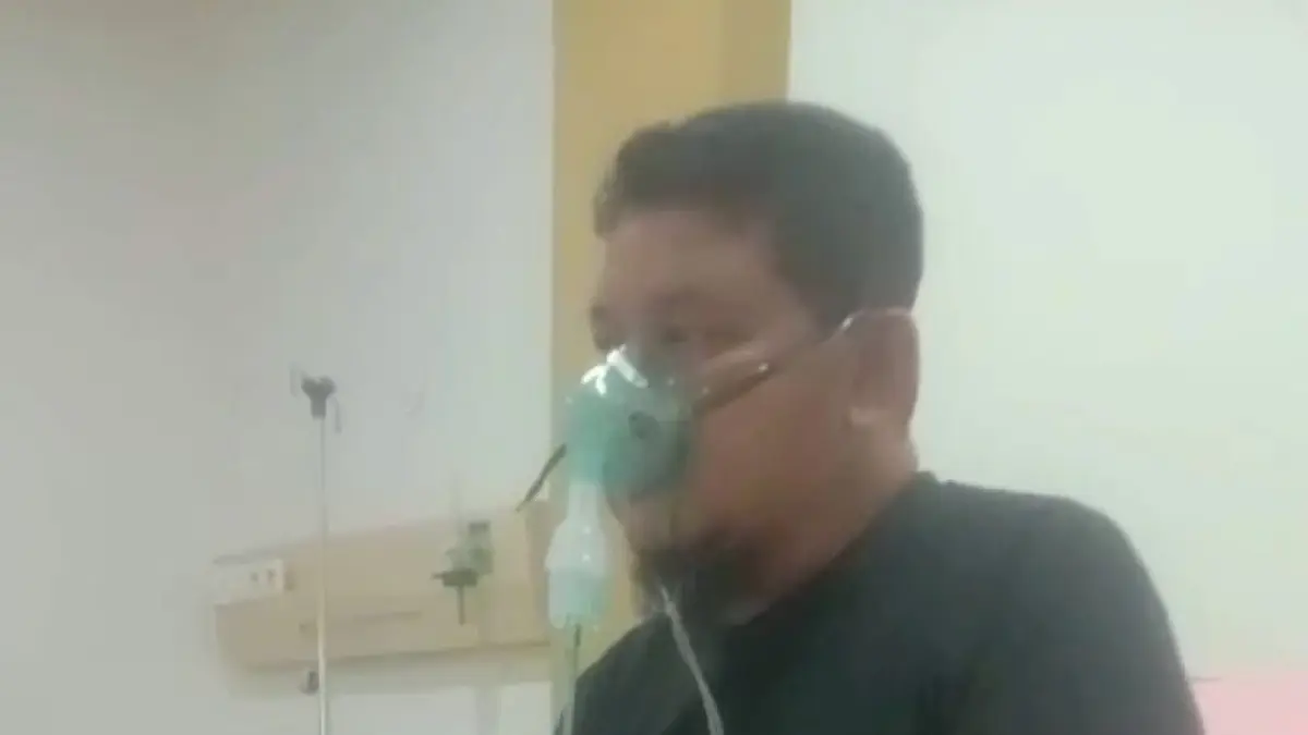 Hasrul Sikumbang (44) Pasien paru dan jantung saat menjalani perawatan.
