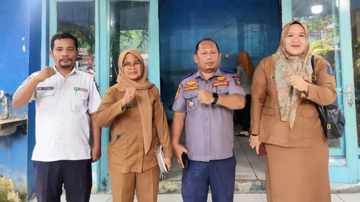 Kadis Pendidikan dan Kebudayaan Kota Sibolga Rosidah Lubis saat memeriksa kesiapan armada Bus sekolah yang akan dioperasikan.