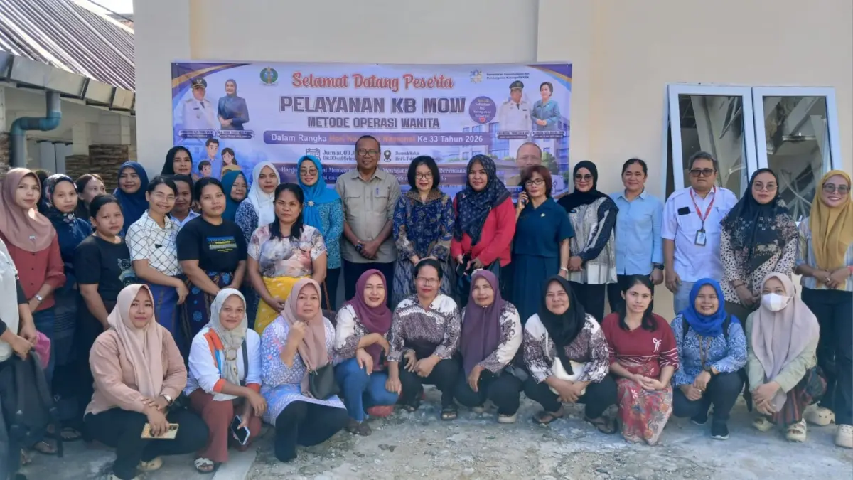  Kadis PPKB Sibolga Richard M Pangaribuan bersama akseptor yang telah menjalani tindakan medis KB MOW. 