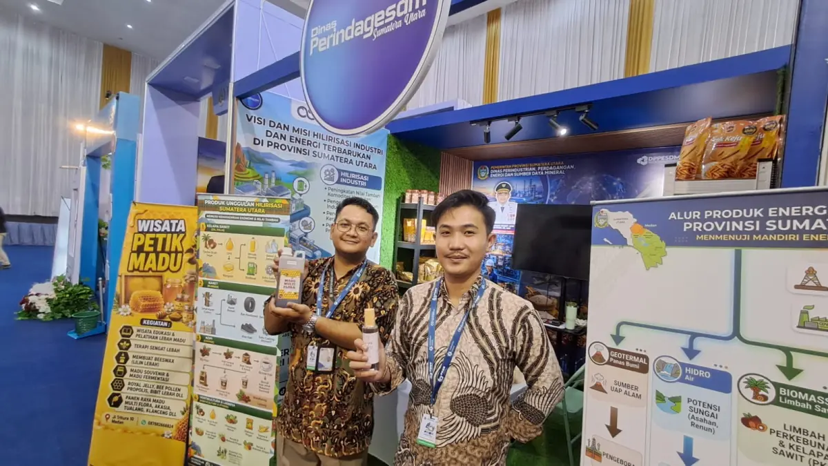 Minyak Karo dan madu jadi produk UMKM primadona di Stan Disperindag ESDM Sumut pada PRSU 2026 di Medan. Kedua produk tersebut laris diburu pengunjung setiap hari. (Dame Ambarita/MetroDaily)