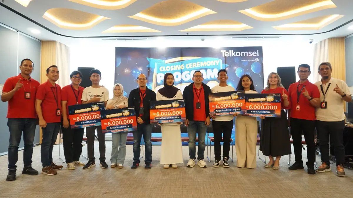 Penyerahan hadiah beasiswa kuliah kepada enam siswa pemenang Program Telkomsel Eduprenuer Youth (TEY) 2026 yang diumumkan pada Press Conference Closing Ceremony Program TEY di Graha Merah Putih Medan, hari ini (9/7).