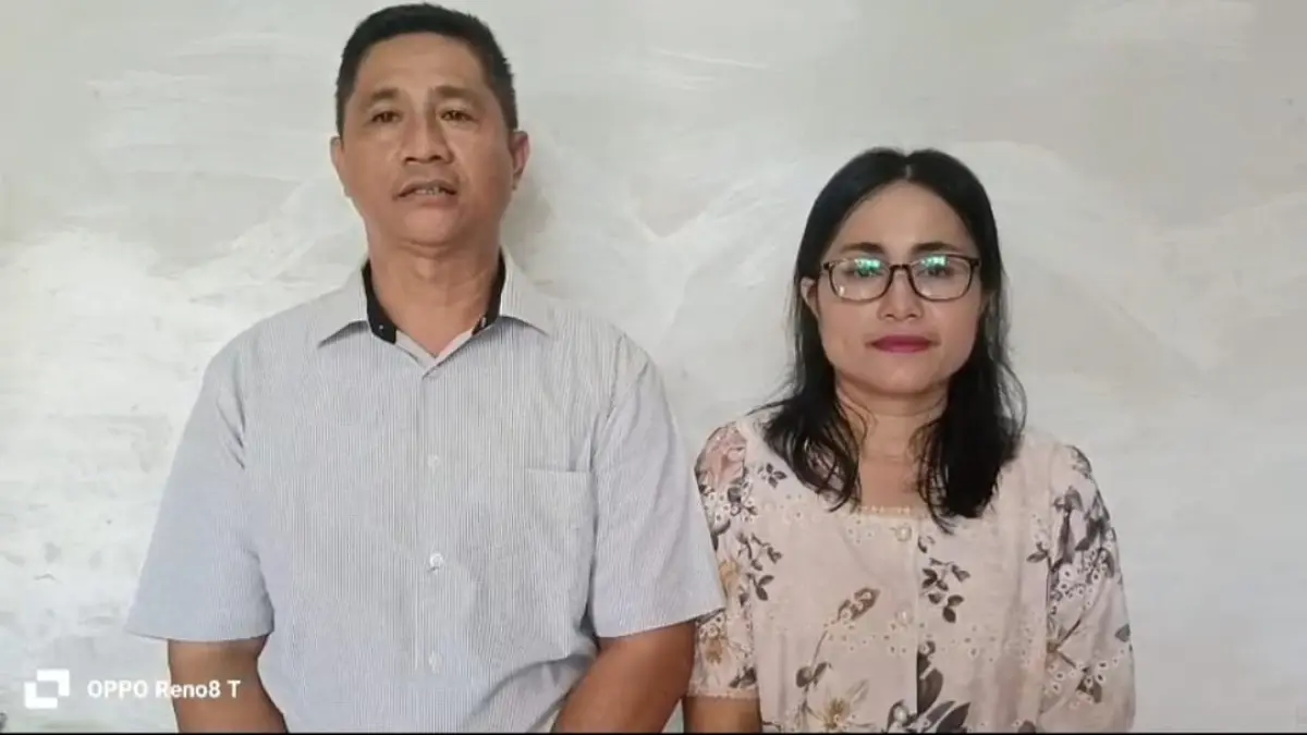 Pj Kepala Desa Hilinaa, Etinudin Hulu dan Istrinya saat menyampaikan klarifikasinya terkait kematian siswi SMKN 1 Alasa Talumuzoi (AJZ).