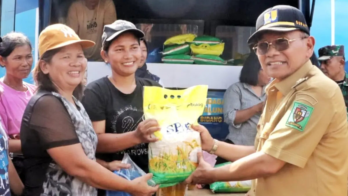  Bupati Simalungun Anton A Saragih menyerahkan bantuan sembako kepada warga Raya Kahean.
 