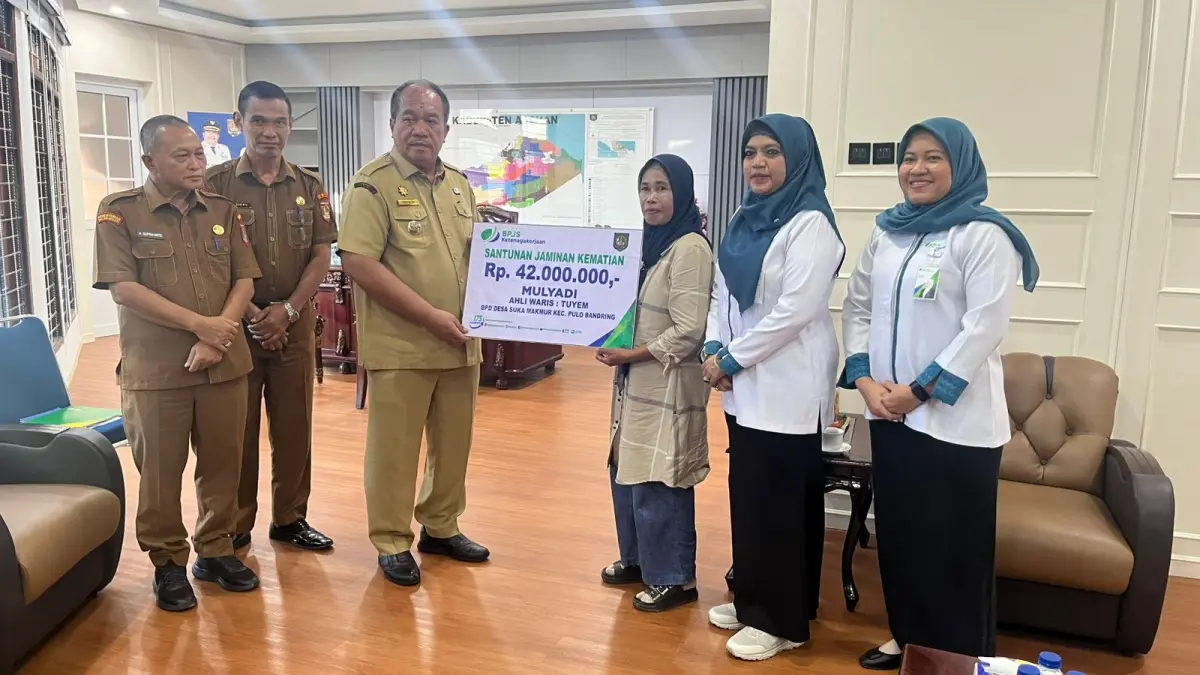  Penyerahan santunan kematian kepada ahli waris pekerja peserta BPJS Ketenagakerjaan.

 