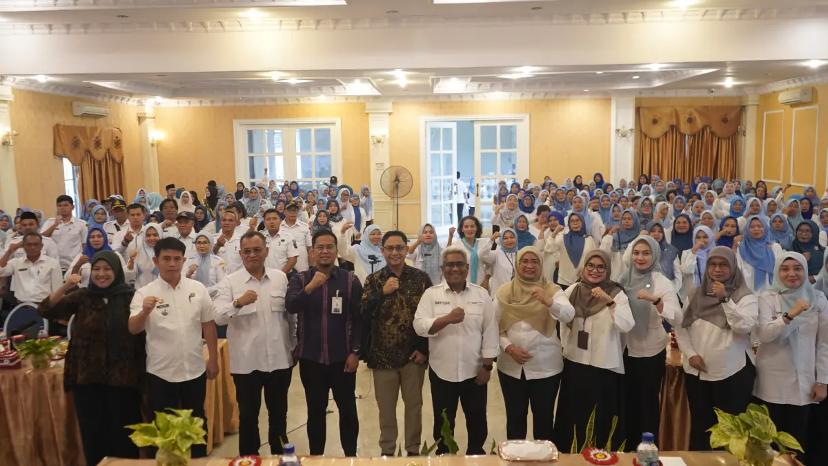 Kepala Direktorat Pengawasan Perilaku PUJK, Edukasi, Pelindungan Konsumen, dan Layanan Manajemen Strategis OJK Provinsi Sumatera Utara Yusri bersama Kepala Perwakilan Kemendukbangga/BKKBN Sumut Mahyuzar memberikan edukasi literasi keuangan kepada peserta di Kampung Keluarga Berkualitas, Kabupaten Deli Serdang, Rabu (8/7/2026).
