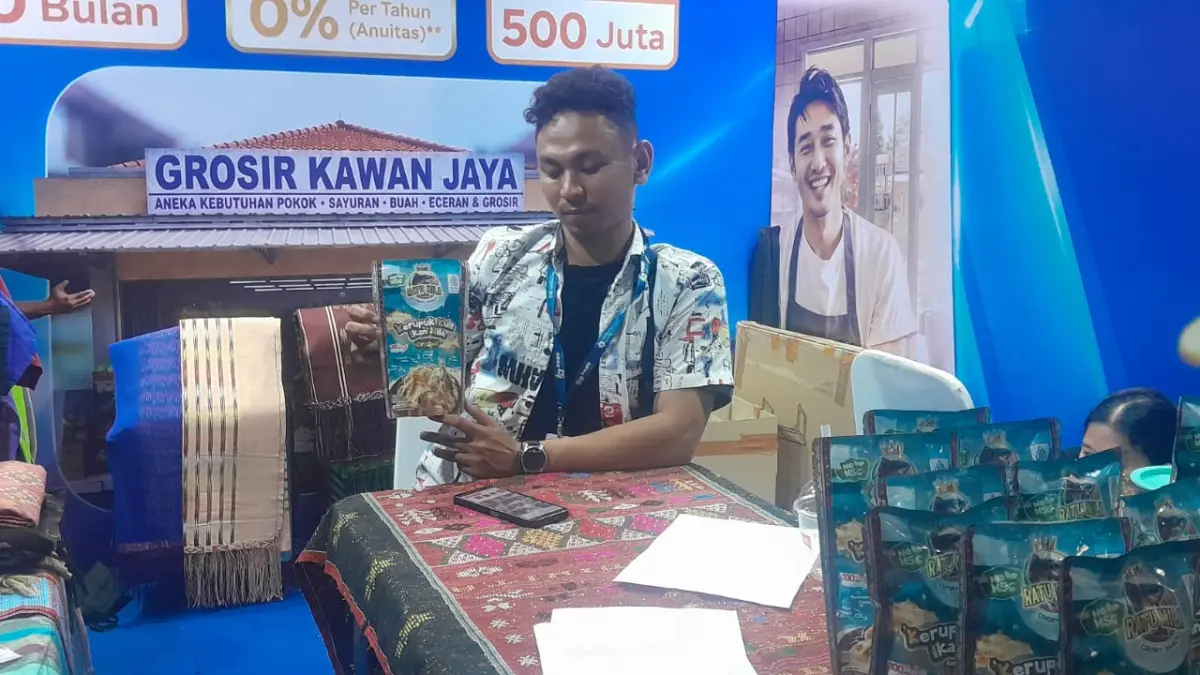 Dua Saudara binaan Bank Sumut memamerkan produk minuman teh sere dan kerupuk kulit ikan nila di PRSU.