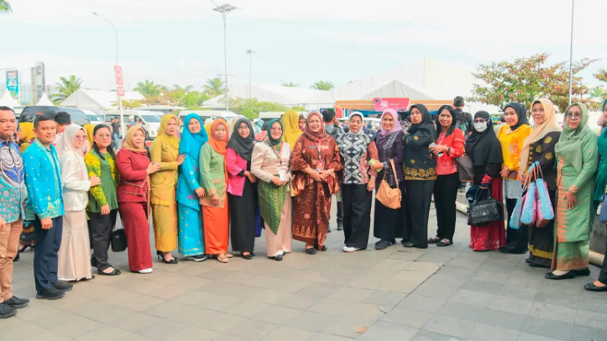 Ketua Dekranasda Kabupaten Batu Bara, Ny. Henny Heridawaty didampingi Wakil Ketua Dekranasda Ny. Leli Syafrizal, di Trans Studio Mall (TSM) Makassar, Sulawesi Selatan.