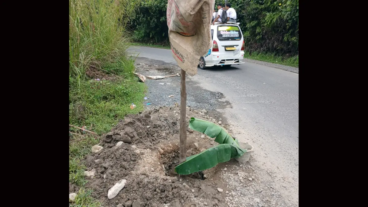  Aktivitas penggalian kabel yang diduga milik PT Telkom Indonesia di kawasan Sibolga dan Tapanuli Tengah. Polisi sebelumnya telah mengamankan dua terduga pelaku, sementara pihak Telkom hingga kini belum memberikan keterangan resmi. 
