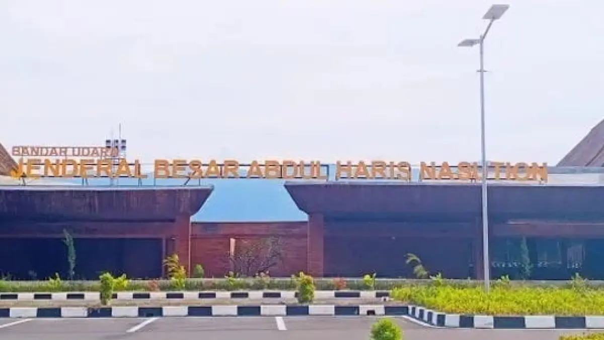 Bandara Jenderal Besar Abdul Haris Nasution di Kecamatan Bukit Malintang, Kabupaten Mandailing Natal.