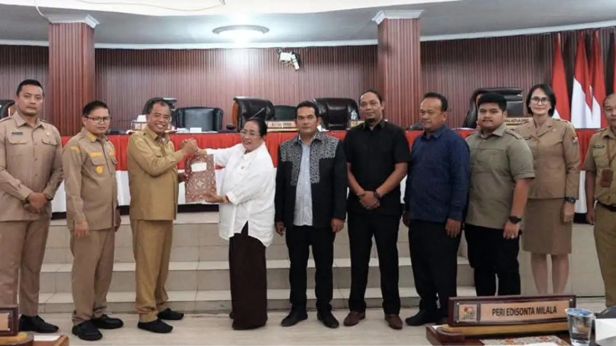Bupati Karo Antonius Ginting menyampaikan nota pengantar tiga Ranperda strategis dalam Rapat Paripurna DPRD Kabupaten Karo di Gedung DPRD Karo.