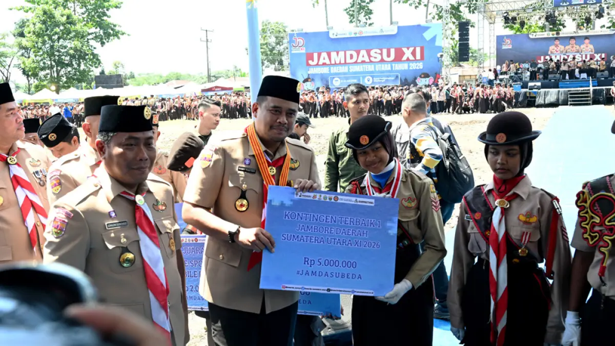 Gubernur Sumatera Utara Muhammad Bobby Afif Nasution didampingi Penjabat Sekretaris Daerah Provinsi Sumut Sulaiman Harahap menutup secara resmi Jambore Daerah (Jamdasu) XI Gerakan Pramuka di Bumi Perkemahan Sibolangit, Kabupaten Deliserdang, Minggu (12/7/2026). *(Foto: Diskominfo Sumut
