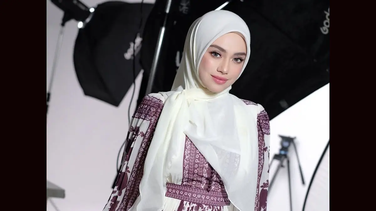  Celine Evangelista. Rumor lama yang mengaitkan Celine Evangelista dengan Jaksa Agung ST Burhanuddin kembali viral di media sosial setelah muncul narasi yang menghubungkannya dengan dugaan korupsi eks Jampidsus. 
