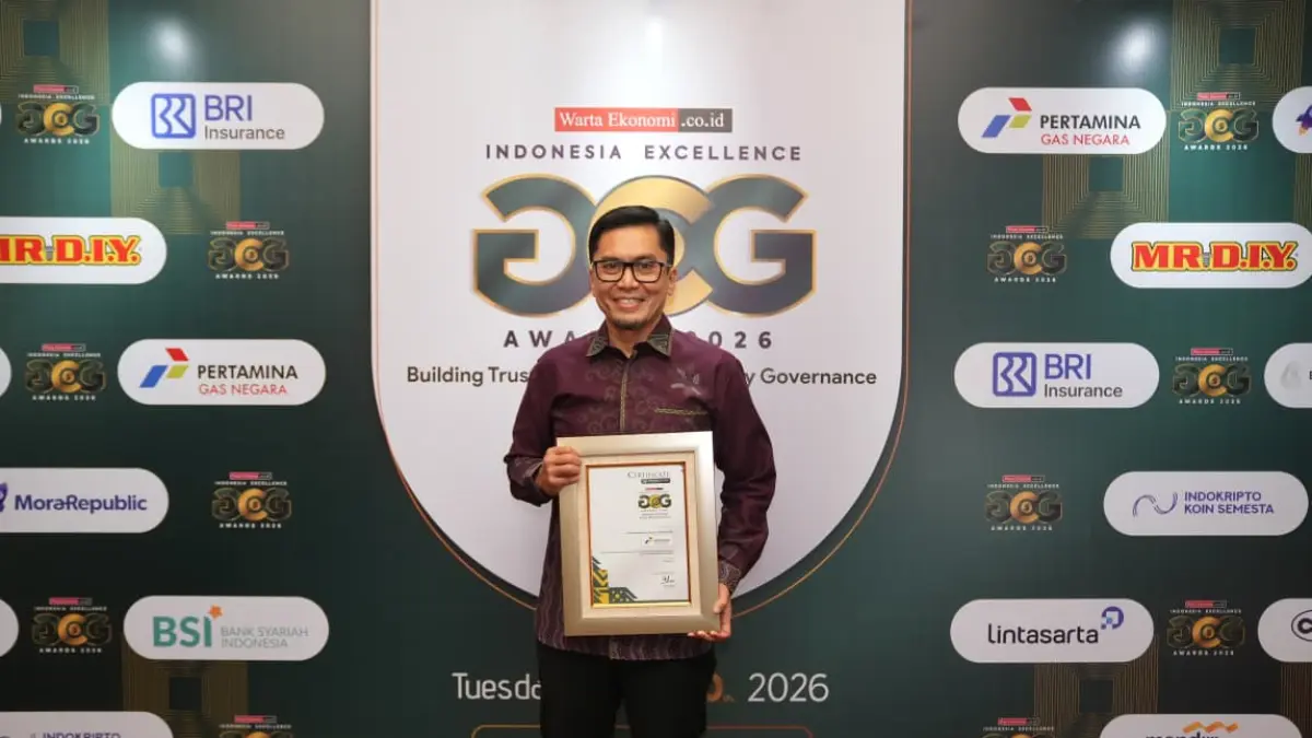 Direktur Manajemen Risiko PGN Eri Surya Kelana mewakili perusahaan menerima penghargaan Indonesia Excellence Good Corporate Governance (GCG) Awards 2026