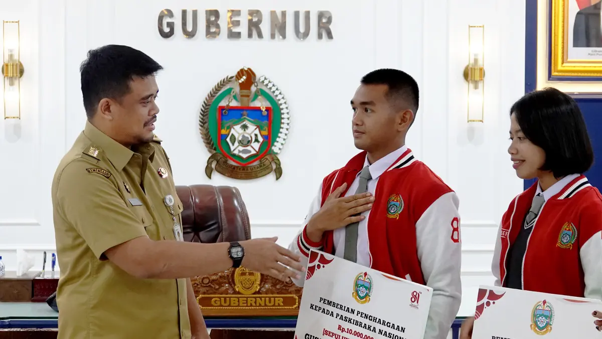 Gubernur Sumut Bobby Nasution melepas dua calon Paskibraka Nasional asal Sumut, Gussa Oliver Nainggolan dari SMAN 2 Balige dan Felesia Rismaito Munthe dari SMA Unggul DEL, di Kantor Gubernur Sumut, Senin (13/7/2026). (Foto: Diskominfo Sumut)