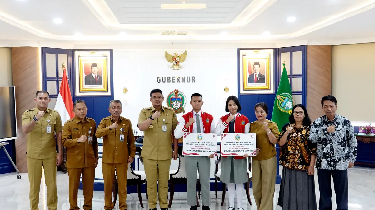 Gubernur Sumut Bobby Nasution melepas dua calon Paskibraka Nasional asal Sumut, Gussa Oliver Nainggolan dari SMAN 2 Balige dan Felesia Rismaito Munthe dari SMA Unggul DEL, di Kantor Gubernur Sumut, Senin (13/7/2026).** (Foto: Diskominfo Sumut)