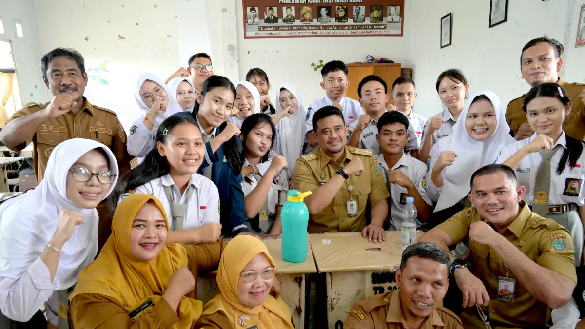 Gubernur Sumut Bobby Nasution membuka MPLS Tahun Pelajaran 2026/2027 bagi 130.613 siswa SMA, SMK, dan SLB Negeri se-Sumut di SMA Negeri 1 Binjai, Senin (13/7/2026). (Dok Diskominfo Sumut)