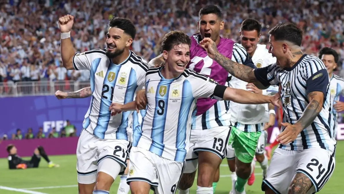 Julian Alvarez menjadi salah satu pahlawan kemenangan Argentina setelah mencetak gol pada babak extra time saat Tim Tango menundukkan Swiss 3-1 dan memastikan tiket ke semifinal Piala Dunia 2026 menghadapi Inggris.