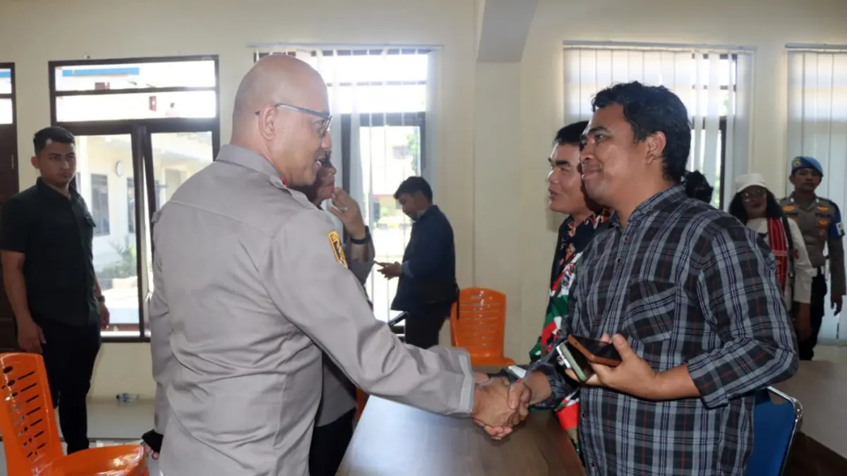 Kapolres Karo AKBP Pebriandi Haloho berdialog dengan perwakilan massa LMP usai aksi unjuk rasa terkait pengembangan penyidikan kasus penyerangan Kantor LMP Kabupaten Karo.