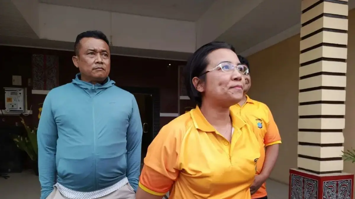  Kapolres Samosir AKBP Rina Sry Nirwana Tarigan memberikan keterangan kepada wartawan terkait penangkapan dua personel Polres Samosir yang diduga terlibat penyalahgunaan narkotika jenis sabu. 