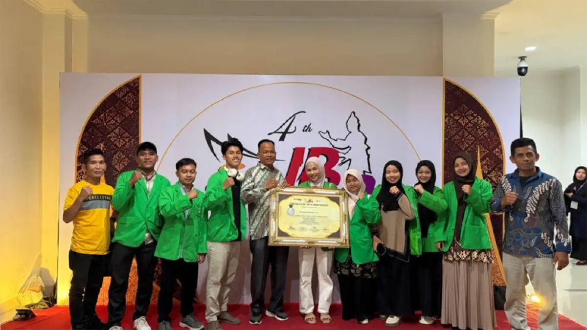 Kasubbag Humas dan Informasi UIN Syahada Padangsidimpuan, H.Ratonggi Hasibuan, M.A.,bersama mahasiswa menerima medali dan piagam penghargaan diajang 4th SeIBa International Festival.