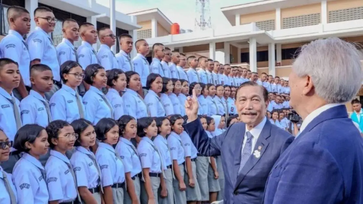 Ketua Dewan Ekonomi Nasional Luhut Binsar Pandjaitan menghadiri wisuda Angkatan XII SMA Unggul DEL di Kabupaten Toba. Luhut menegaskan anak-anak dari kawasan Danau Toba mampu bersaing hingga menembus universitas dan kompetisi bergengsi dunia.