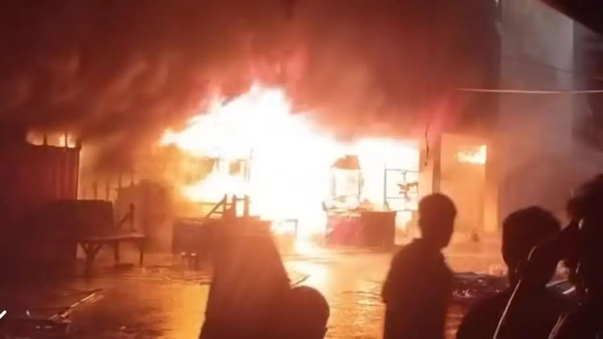  Kobaran api melahap bangunan Pasar Nauli Sibolga, Sabtu (11/7/2026) malam. Ratusan kios dilaporkan terbakar, sementara petugas gabungan masih berjibaku memadamkan api dan menyelidiki penyebab kebakaran. 