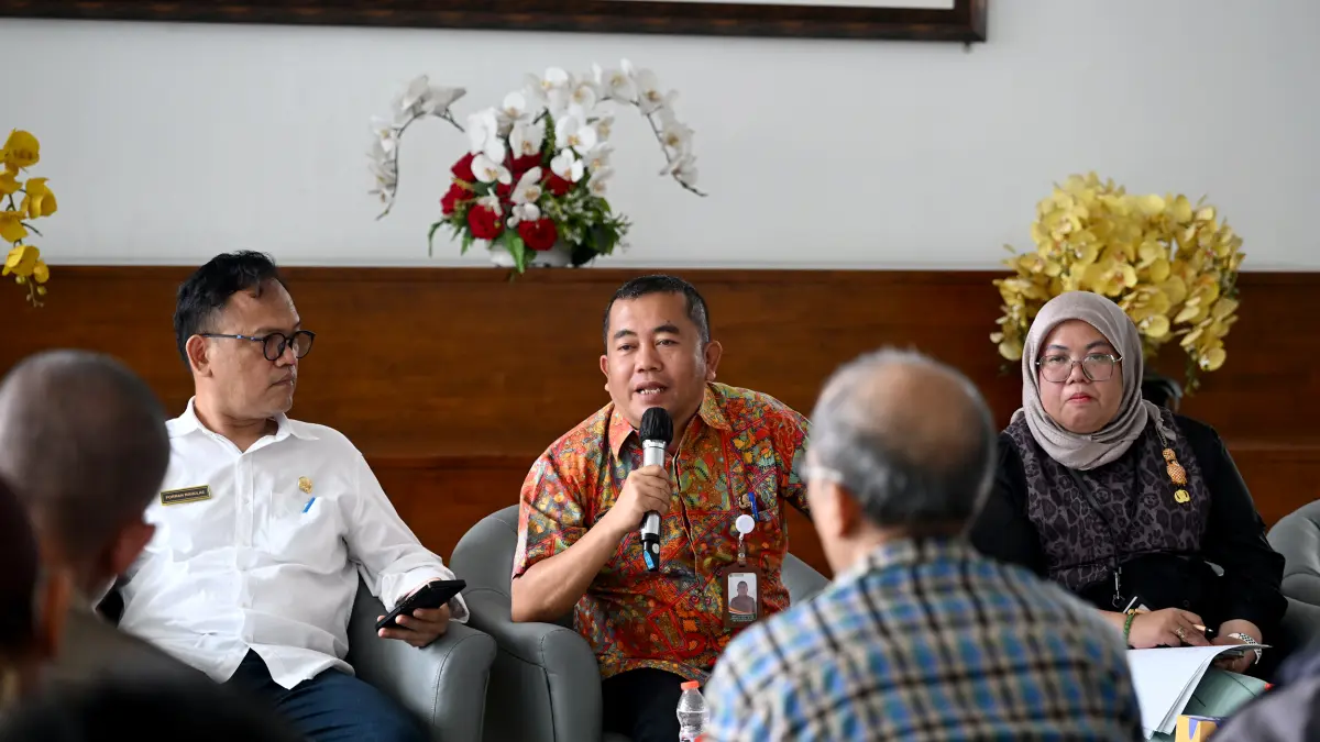 Kepala Bidang Kesehatan Masyarakat Dinas Kesehatan Sumut Hery Valona Bonatua Ambarita menjelaskan hasil Program Cek Kesehatan Gratis yang mendeteksi dini gejala gangguan kesehatan jiwa pada masyarakat saat konferensi pers di Lobby Dekranasda Sumut, Kantor Gubernur Sumut, Medan, Jumat (10/7/2026).