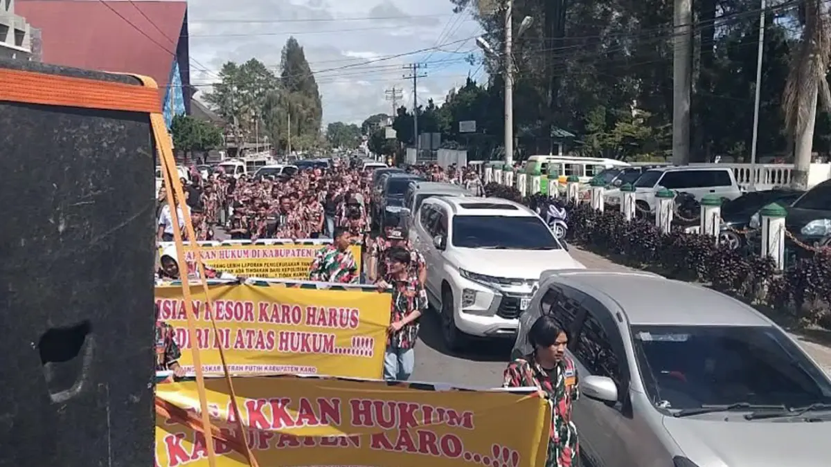 Ratusan anggota Laskar Merah Putih (LMP) Kabupaten Karo menggelar aksi unjuk rasa di Mapolres Karo menuntut pengusutan tuntas kasus penyerangan kantor organisasi tersebut.